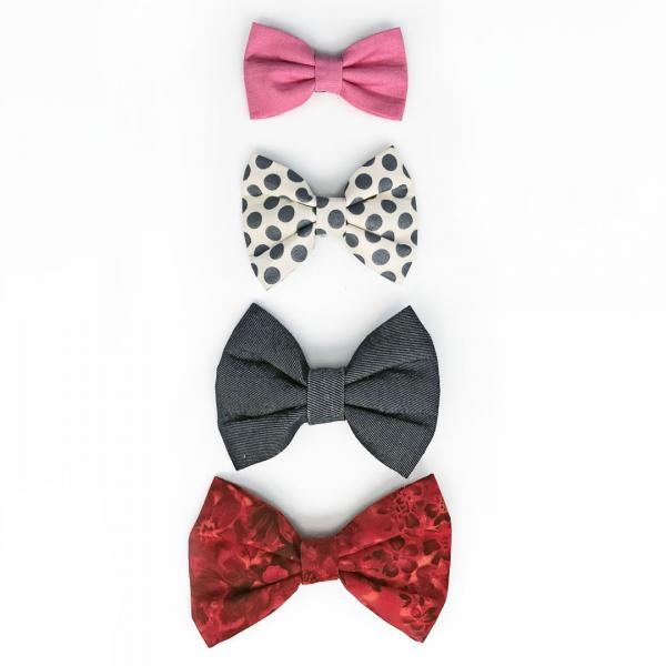 Frankie Loves dog bow ties in different sizes